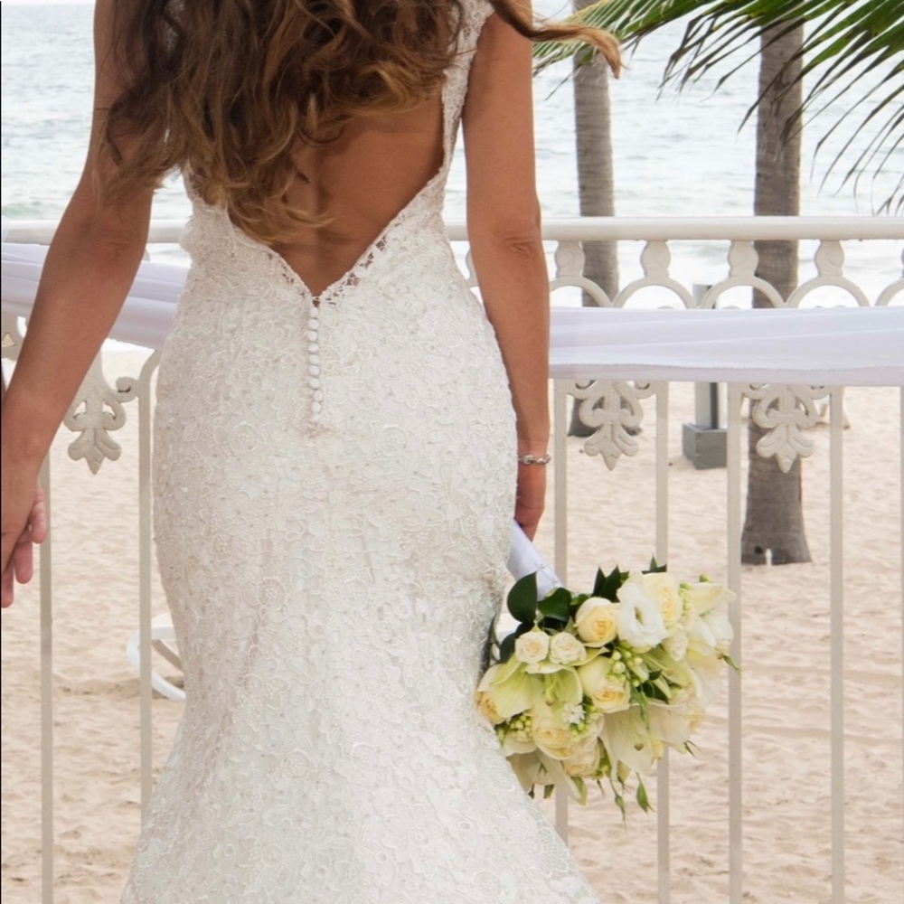 Gorgeous wedding lace dress, worn once